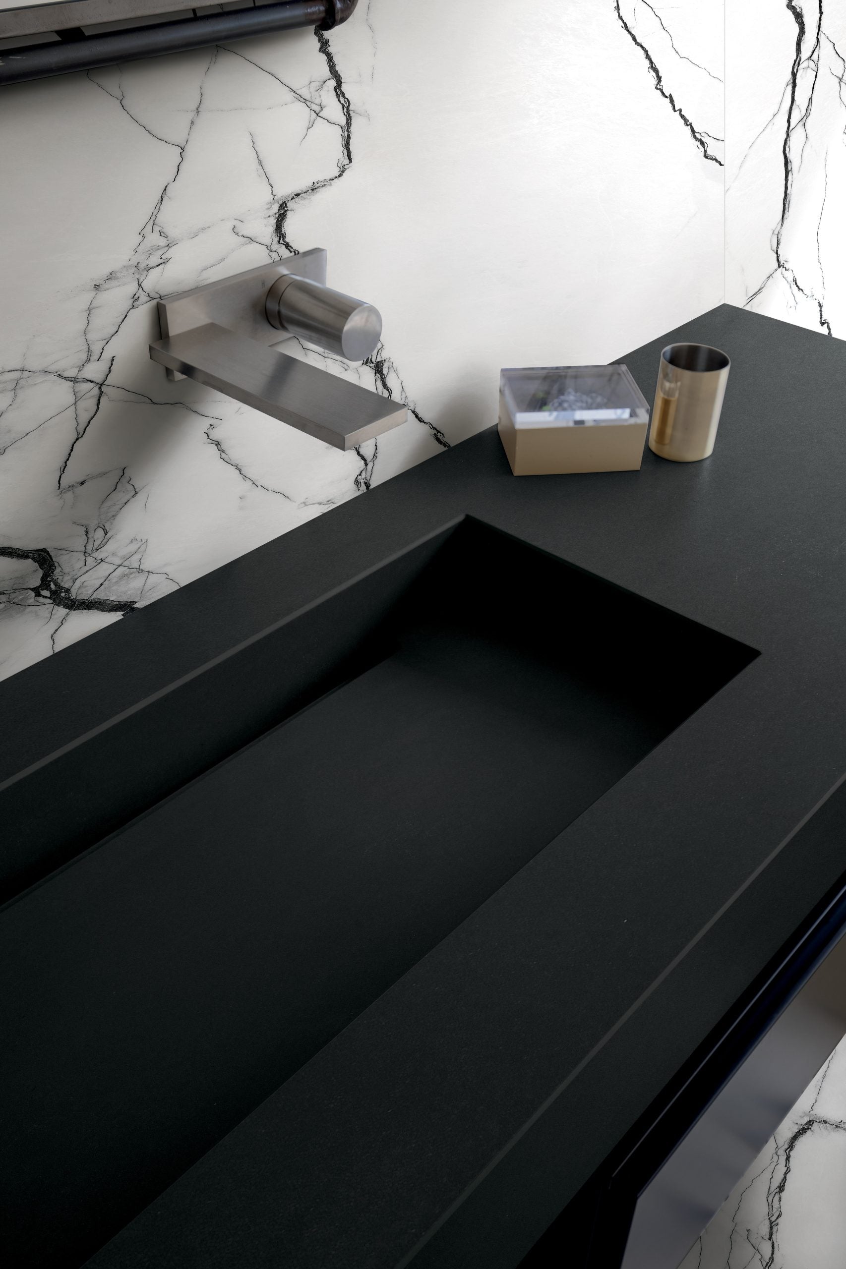 COLOR BLACK – PORCELAIN